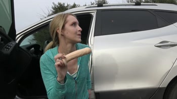 Бесстыжая леди на глазах водителя мастурбирует в машине